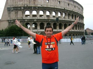 Salvador Fornes ante el Coliseo de Roma