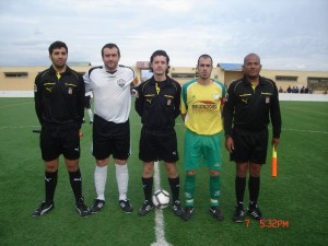 El colegiado con los capitanes del partido