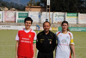 El arbitro del encuentro con las capitanas