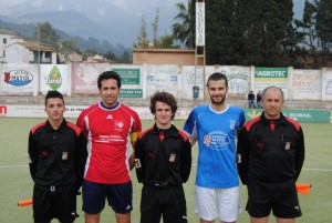 Trio arbitral con los capitanes del encuentro