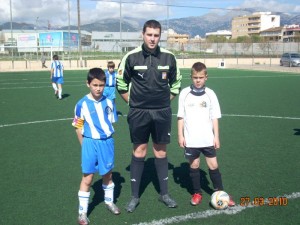 Los capitanes con el arbitro del partido