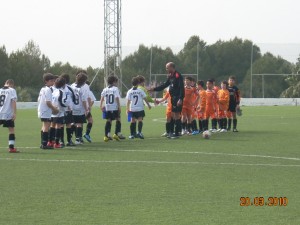 Saludo de los equipos y el arbitro al inicio del partido