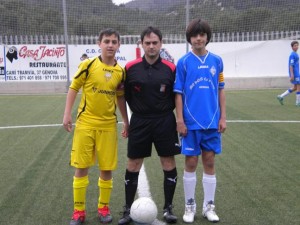 El arbitro con los dos capitanes