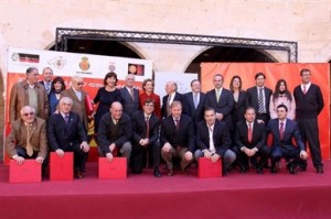 Los ex jugadores homeajeados junto a las autoridades y el Consejo de Administración del RCD Mallorca