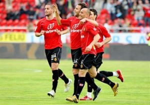 Los bermellones celebran el gol de Víctor frente al Atlético 