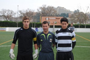 El colegiado con los capitanes del partido