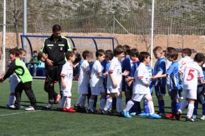 El colegiado con los dos equipos