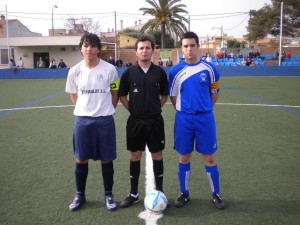 Los capitanes con el arbitro del partido