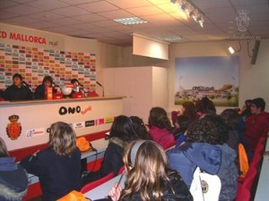 Los alumnos de San Vicente de Paul en la sala de prensa