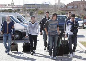 De izquierda a derecha, Iniesta, Xavi, Busquets, Puyol, Piqué y Cesc, ayer a su llegada a la Ciudad del Fútbol.  Foto: Efe