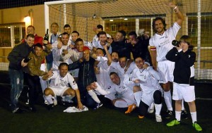 Los jugadores del Son Verí celebraron en el campo del Consell al término del partido su título. Foto: Fotoprens