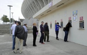 Aspecto que presentaban a las seis de la tarde de ayer las taquillas del Ono Estadi.  Foto: Guillem Bosch