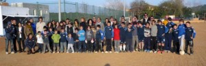 Algunos padres, directivos, técnicos y jugadores posan sobre el terreno de juego en tierra del campo de Santa Gertrudis.  S. CANDELA